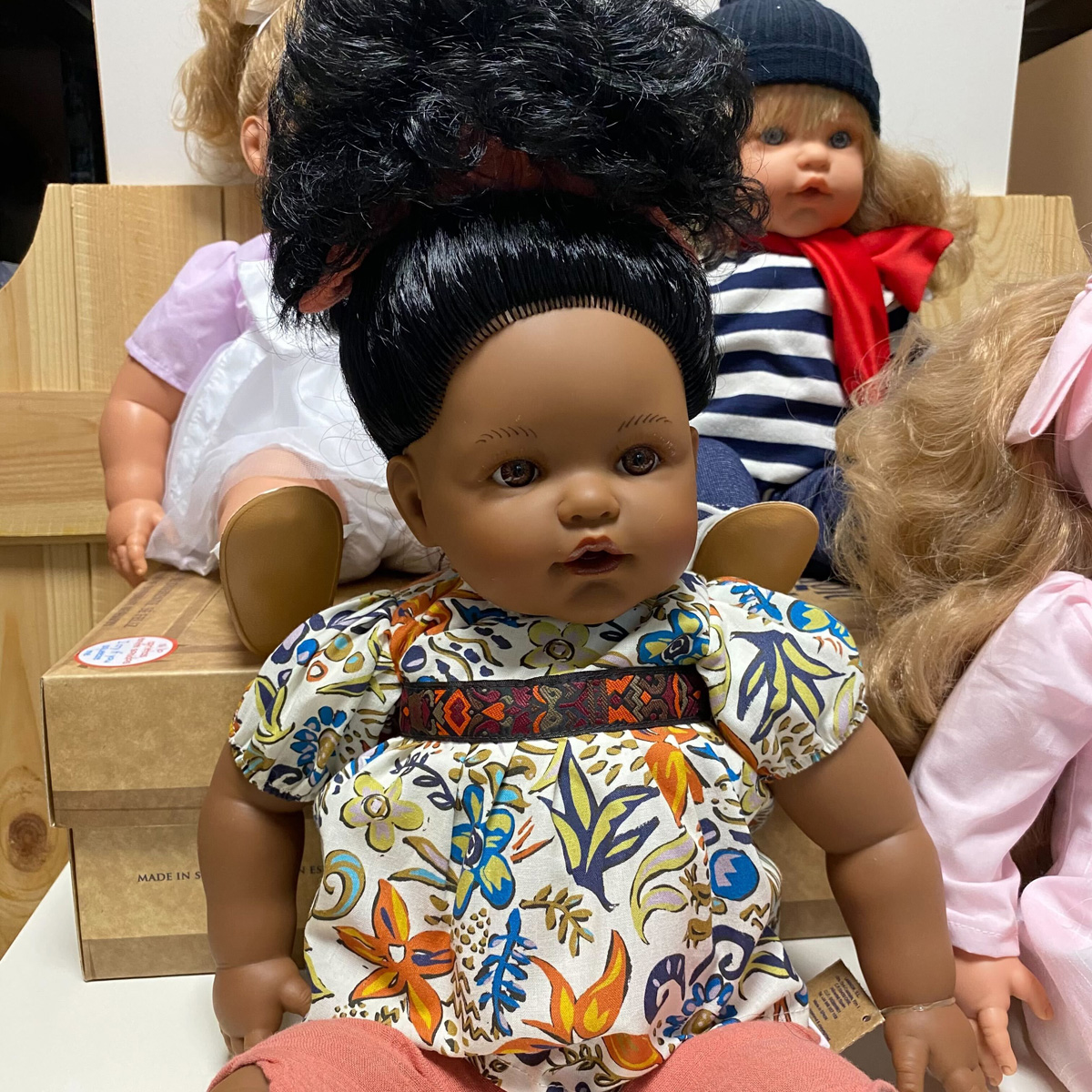 Lamagik Magic Baby Χειροποίητη Susy με Σγουρά Μαύρα Μαλλιά Αρωματισμένη 47εκ. - 1